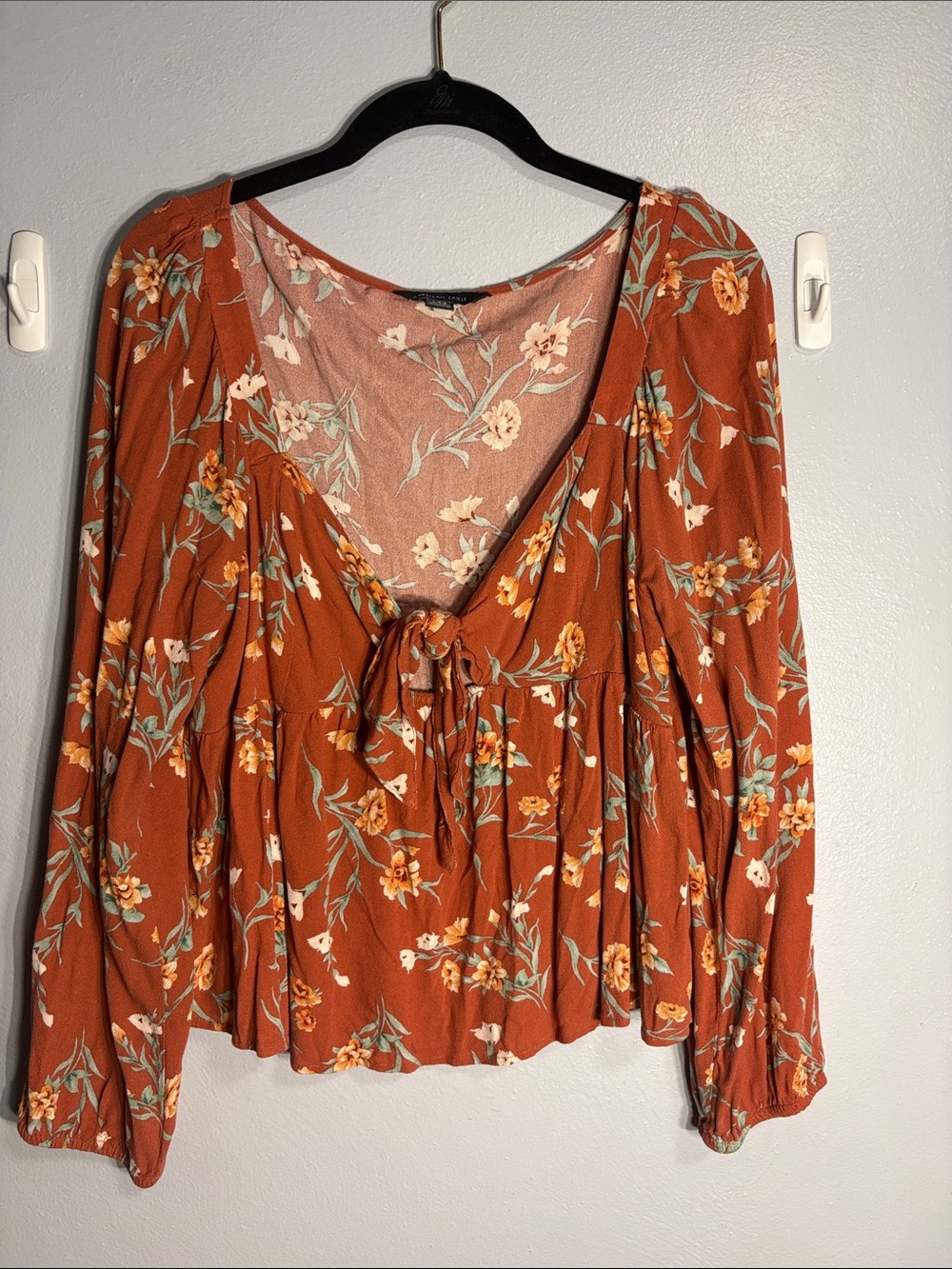 AMERICAN EAGLE long sleeve floral print top